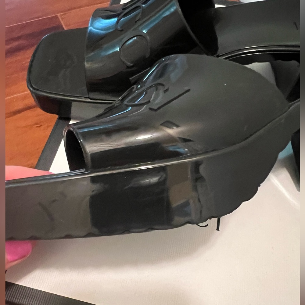 GUCCI WOMEN'S RUBBER SLIDE SANDAL - Picture 4 of 8